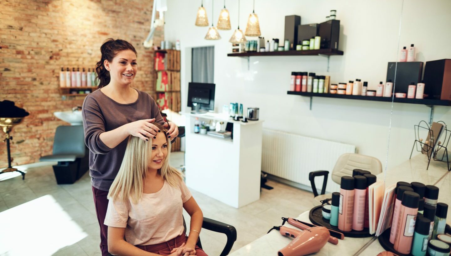 Reasons to Enrol Yourself In A Beautician Course
