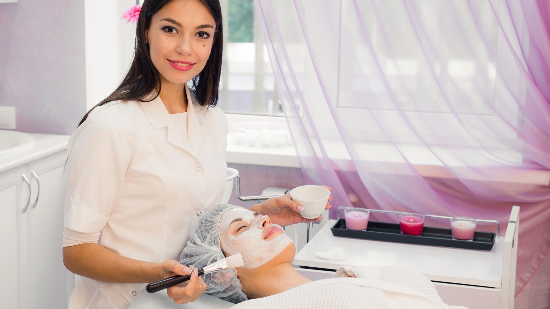 Advantages of Joining A Professional Beautician Course