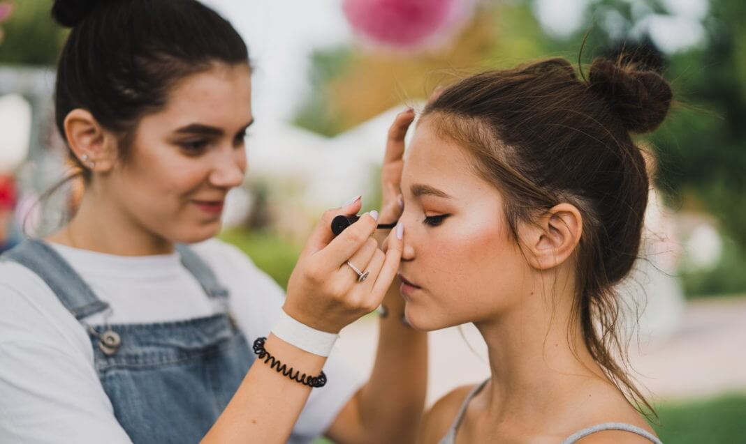 How Can You Enjoy a Budding Career as a Makeup Artist?