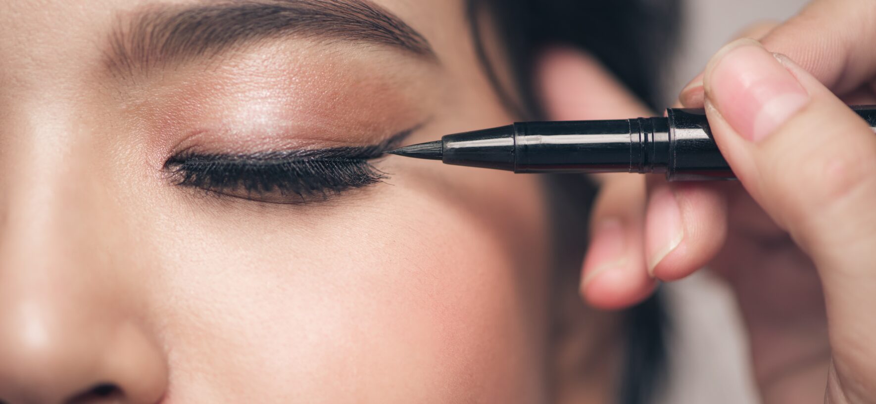 <strong>Eyeliner Vs No Eyeliner Looks for Bride to be</strong>